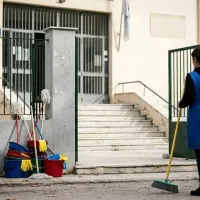 Σχολική καθαρίστρια έξω από σχολείο του Δήμου Αθηναίων