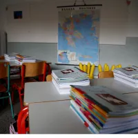 Τάξη σχολείου με βιβλία και θρανία