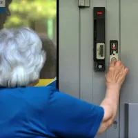 Είσοδος γυναίκας συνταξιούχου σε τράπεζα