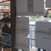 Αγκαλιασμένοι επιτυχόντες στις Πανελλαδικές κοιτάζουν τις Βάσεις εισαγωγής 2026