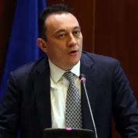 Ο υφυπουργός Παιδείας Κώστας Βλάσης απάντησε στη Βουλή για το λάθος στις Πανελλαδικές εξετάσεις