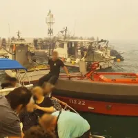 Επιχείρηση εκκένωσης διά θαλάσσης βρίσκεται σε εξέλιξη στον Άγιο Βασίλειο Βοιωτίας, όπου περίπου 250 άνθρωποι έχουν εγκλωβιστεί στην παραλία λόγω της φωτιάς.