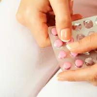 Γυναικεία χέρια κρατάνε αντισυλληπτικά χάπια