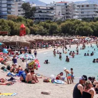 Παραλίες της Αττικής γεμάτες από κόσμο εν μέσω καύσωνα και υψηλών θερμοκρασιών