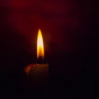 Αναμμένο κερί σε μαύρο φόντο