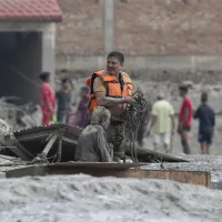 Πατέρας και γιος στο Νεπάλ μέσα στο νερό μετά τη φονική πλημμύρα του 2026