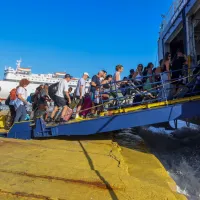 Άνθρωποι, τουρίστες και εκπαιδευτικοί επιβιβάζονται με βαλίτσες σε πλοίο για ταξίδι