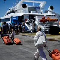 Αναπληρωτές εκπαιδευτικοί ταξιδεύουν με πλοίο κρατώντας βαλίτσες
