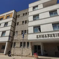 Πρόσοψη κτηρίου με πινακίδα που γράφει Δημαρχείο