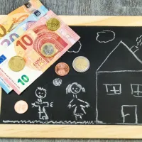 Παιδική ζωγραφιά μαζί με χρήματα σε ευρώ από χαρτονομίσματα