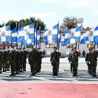 Επαγγελματίες Οπλίτες (ΕΠΟΠ) σε στάση προσοχής με σημαίες του Στρατού