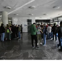Πρωτοετείς φοιτητές κάνουν εγγραφή σε Πανεπιστήμιο