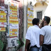Φοιτητής και γονείς ψάχνουν σπίτι σε αγγελίες σε τοίχο