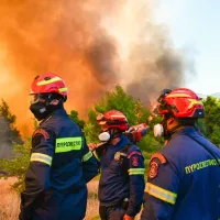 Πυροσβέστες δίπλα σε ενεργό μέτωπο φωτιάς