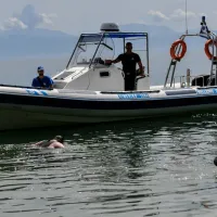 Στελέχη του Λιμενικού Σώματος κάνουν έρευνα στη θάλασσα για νεκρό δύτη