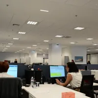 Εργαζόμενοι σε γραφείο με υπολογιστές