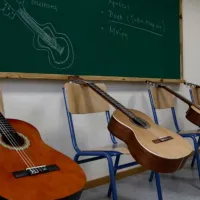 Μουσικό σχολείο, αίθουσα με κιθάρες και πίνακα