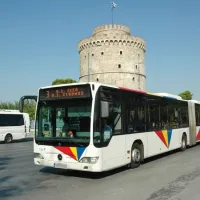 Λεωφορείο του ΟΑΣΘ με φόντο τον Λευκό Πύργο