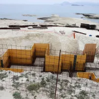 Παράνομη κατασκευή σε παραλία