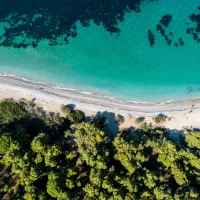 Η παραλία του Πευκιά στο Ξυλόκαστρο 