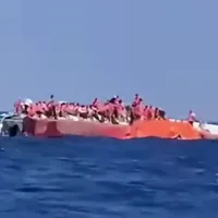 Επιβάτες του πλοίου που βυθίζεται στην Κύπρο κάθονται επάνω στο καράβι 