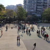 Προαύλιο σε σχολείο με μαθητές