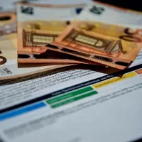 Λογαριασμός ρεύματος με χαρτονομίσματα ευρώ