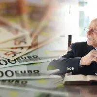 Συνταξιούχος πίνει τον καφέ του και στην ίδια εικόνα χαρτονομίσματα με ευρώ