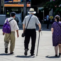 Συνταξιούχοι περπατάνε σε δρόμο
