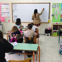 Εκπαιδευτικός κάνει μάθημα σε τάξη με μαθητές