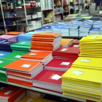 Τετράδια και σχολικά είδη σε σούπερ μάρκετ