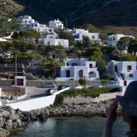 Γυναίκα αγναντεύει σε παραθαλάσσιο οικισμό σε νησί κάνοντας διακοπές
