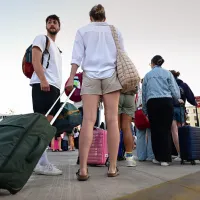 Εκδρομείς με βαλίτσες ετοιμάζονται να μπουν σε καράβι για διακοπές
