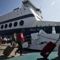 Τουρίστες ετοιμάζονται να ανέβουν σε πλοίο γραμμής με voucher από το πρόγραμμα Τουρισμός για Όλους 2026-2027