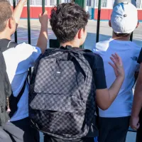 Μαθητές με τσάντες έξω από σχολείο