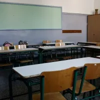 Αίθουσα σε Δημοτικό Σχολείο με θρανία, έδρα και πίνακα