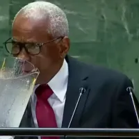 O Εντγκάρ Λεμπλάν Φιλς, κατά τη διάρκεια της ομιλίας του στον ΟΗΕ, πήρε τη μεγάλη γυάλινη κανάτα που βρισκόταν στο βήμα και ήπιε νερό απευθείας από αυτή