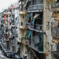 Δρόμος με ακίνητα και σπίτια σε πόλη
