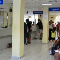 Κόσμος περιμένει στην ουρά στο ταμείο της ΔΥΠΑ για το επίδομα ανεργίας