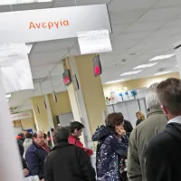 Άνεργοι περιμένουν στην ουρά στον ΟΑΕΔ (ΔΥΠΑ) για το επίδομα ανεργίας