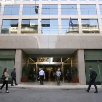 Κτήριο ΑΣΕΠ με κόσμο να μπαίνει και να βγαίνει