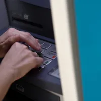 Γυναίκα κάνει ανάληψη χρημάτων από ATM