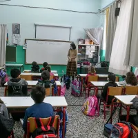 Δασκάλα μέσα σε σχολική τάξη 