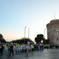 Πορεία με πανώ δίπλα από τον Λευκό Πύργο στη Θεσσαλονίκη
