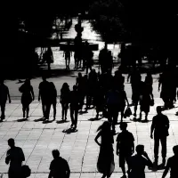 Πολίτες περπατάνε στο Σύνταγμα σε ασπρόμαυρο φόντο