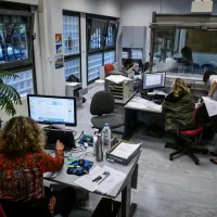 Δημόσιοι υπάλληλοι εργάζονται σε γραφείο