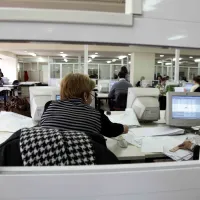 Δημόσιοι υπάλληλοι στην εργασία τους σε υπολογιστές