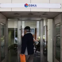Συνταξιούχος ανοίγει την πόρτα του ΕΦΚΑ