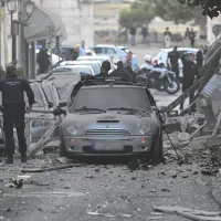 Έκρηξη στην Πλάκα και συντρίμμια από το κτήριο με πυροσβέστες να ψάχνουν στα χαλάσματα