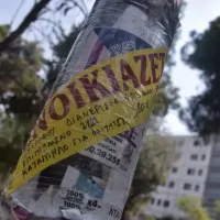 Ενοικιαστήριο κολλημένο σε κολώνα